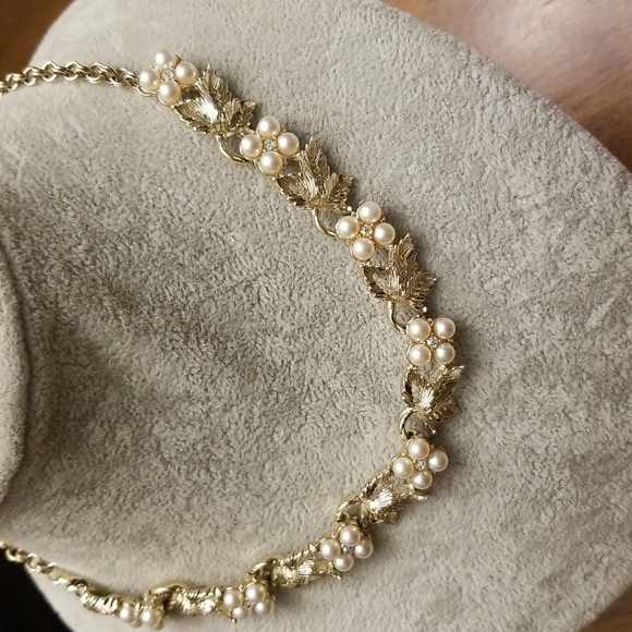Judy Lee golden necklace with pearly accents - Picture 3 of 8